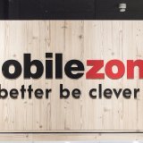 Mobilezone explique cette décision par le fait que les clients ont privilégié ces dernières années le service de réparation à distance, en envoyant leur appareil défectueux directement à l'atelier de Rotkreuz (archives).
